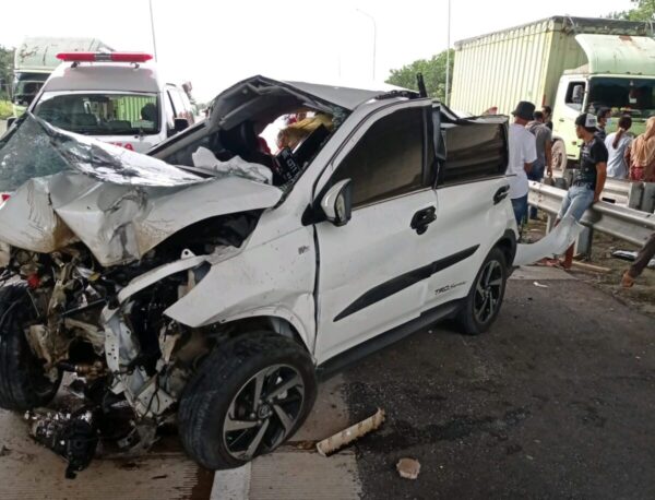Sopir Ngantuk Toyota Rush Tabrak Guardrail Tol Trans Sumatera