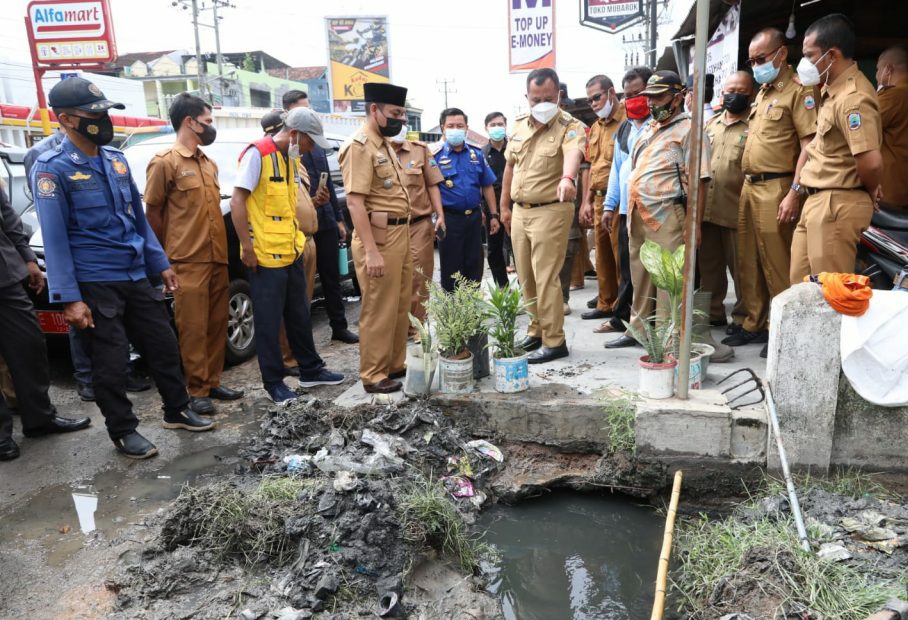 Sebabkan Banjir, Nanang Ermanto Perintahkan Bongkar Gorong-gorong di Desa Tanjung Sari Natar