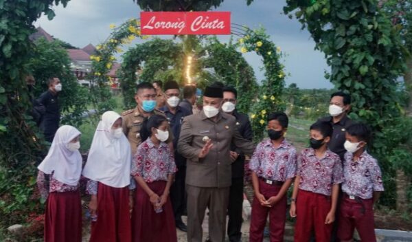 Wawancara Ekslusif dengan Pak Bupati, Reporter Cilik : Pak Bupati Mandi Sehari Berapa kali ?