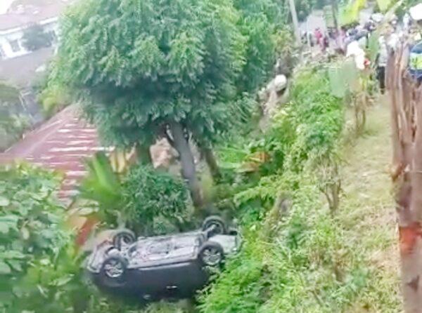 Asik Terima Telpon Mobil HRV BE-1788-PY Hilang Kendali di Tanjakan dan Masuk Jurang
