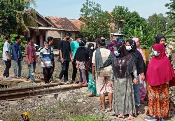 Lolos Dari Pengawasan Orang Tua Bagus Irama 18 Bulan Merangkak di Rel Kereta Api Berselang Babaranjang Melintas