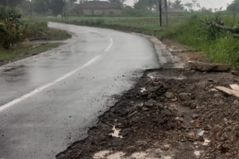 Baru Sepekan Proyek Hotmix Jalan Simpang Bumijawa-Desa Toto Harjo Rp12 Miliar Sudah Rusak?