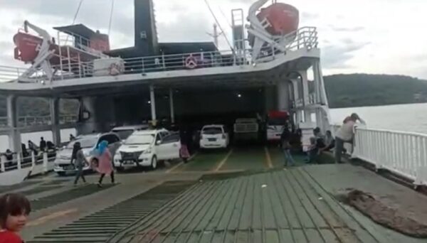 KMP Mitra Nusantara Terkatung Katung Hingga 11 Jam Penumpang Sempat Kelaparan Kelayakan Kapal Merak-Bakau Layak Diuji