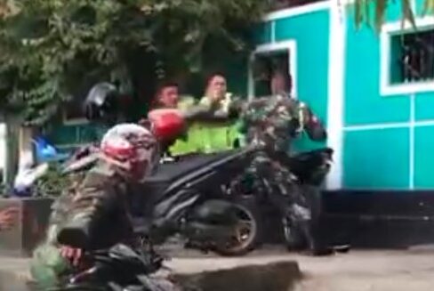 Viral Anggota TNI Adu Jotos Dengan Petugas Lantas di Jalan, Keduanya Sudah Berdamai