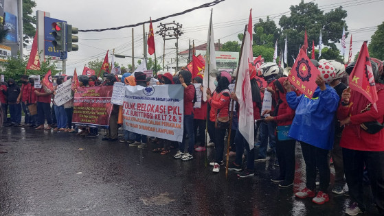 Buruh Demo Pemprov Lampung Desak Gubernur Cabut Penetapan UMP-UMK dan UU Cipta Kerja