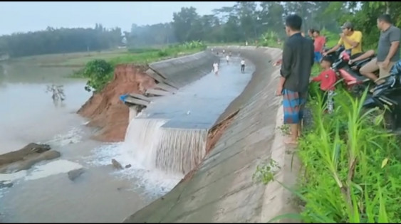 Belum Tiga Bulan Selesai Dibangun Balai Besar Pengairan Provinsi Lampung Tanggul Dam Raman Jebol