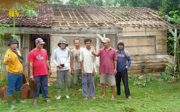 Tak Kunjung Dapat Program Bedah Rumah, Aparat Desa Bersama Warga Gotong Royong Perbaiki Rumah Warga Tak Layak Huni