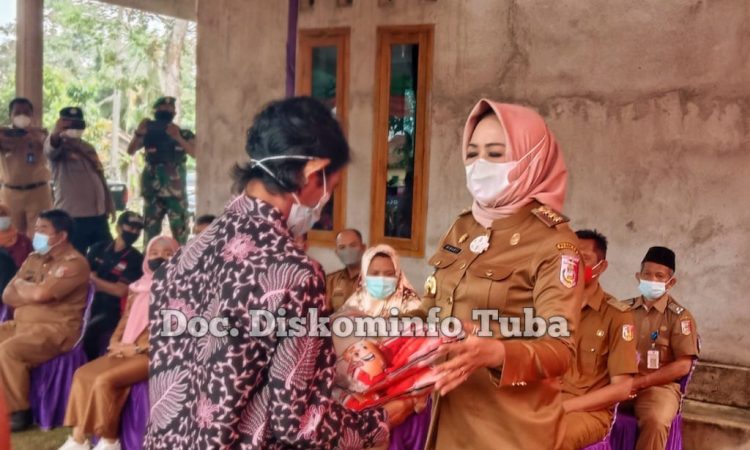 PEMDA Tulang Bawang Berikan Bantuan Kepada Warga Korban Bencana Anging Puting Beliung