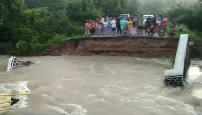 Hujan Deras Tujuh Jembatan Way Billew Kampung Buyut Jebol Jalur Gunung Sugih-Kotagajah Putus Total