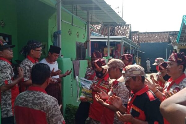 Jumat Berbagi GML Kota Metro Kunjungi Korban Banjir dan Guru Ngaji