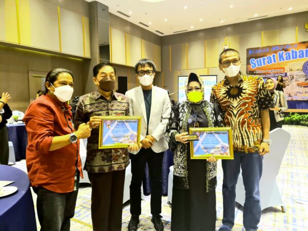 Bunda Reihana Hingga Mulyadi Irsyan Raih Penghargaan Gebyar HUT ke 9 Harian Pilar