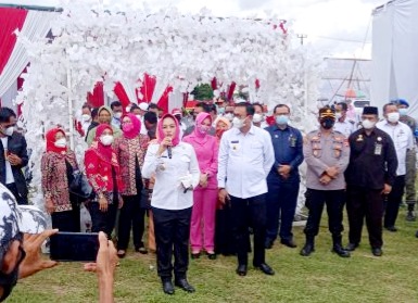 Winarti Resmikan BMW Mart di Jalan Lintas Timur