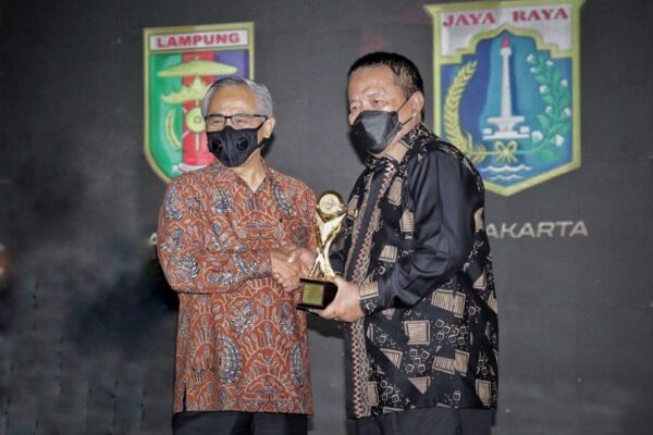 Provinsi Lampung Terima TPAKD Award Kategori Penyedia Akses Keuangan Sektor Pertanian