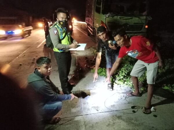 Sopir Ngantuk Truk Hino Oleng Sruduk Dua Orang Yang Sedang Perbaiki L300 Yang Rusak di Jalur Tol