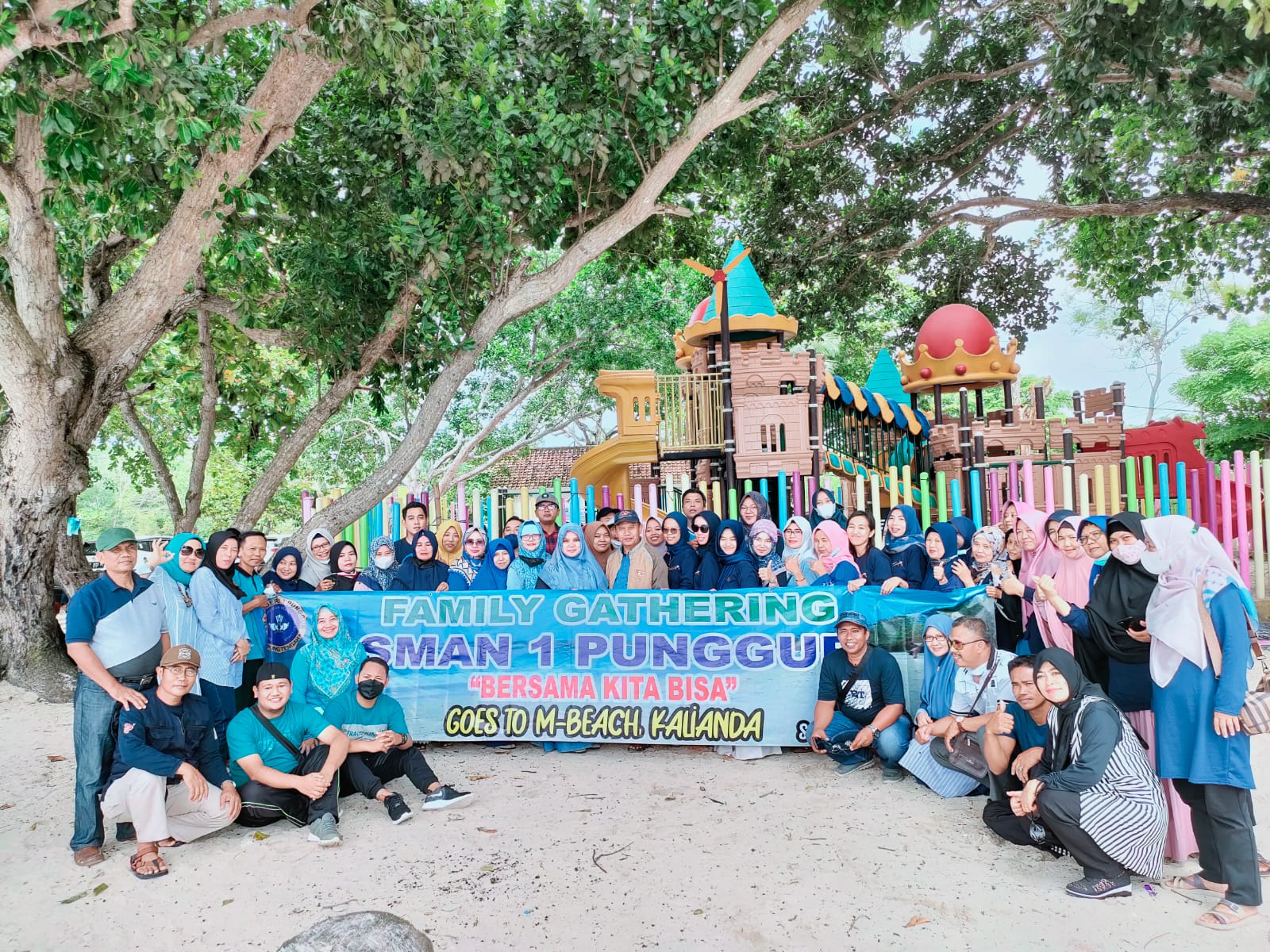 Semaraknya Family Gathering SMA Negeri 1 Punggur di M-Beach Kalianda