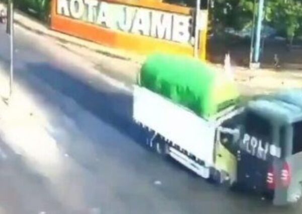 Trobos Lampu Merah Bus SPN Kena Sruduk Truk Kayu Satu Siswa Bintara Tewas