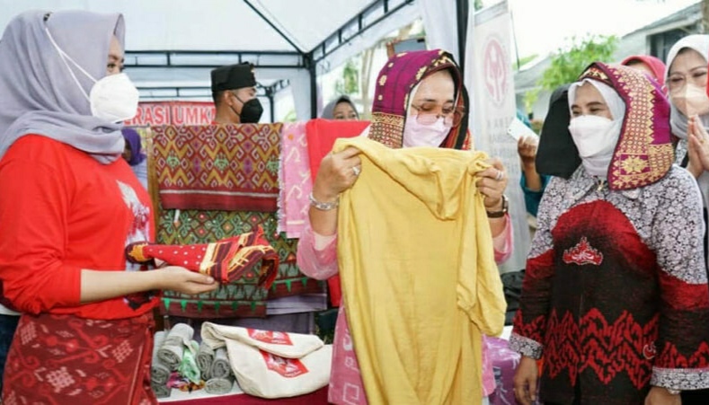 Ketua Dekranasda Propinsi Lampung Janji Tingkatkan Kualitas Perajin Batik Ecoprint di Lamsel