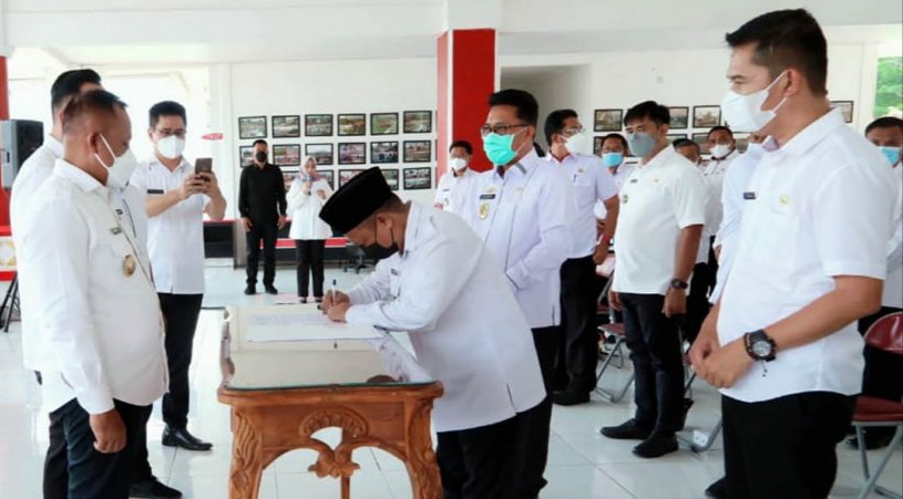 Komitmen Anti Korupsi, Seluruh Kepala OPD Pemkab Lamsel Tandatangani Pakta Integritas