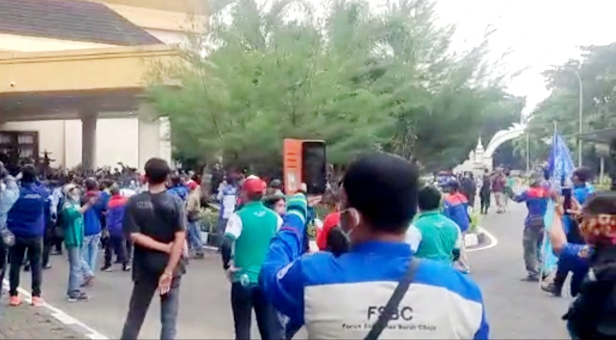 Buruh Banten Unjukrasa Kantor Gubernur Tuntut Halim Tiru Anies Baswedan