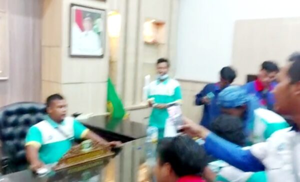 Kesal Tak Ditemui Wahidin Halim Buruh Duduki Kursi Gubernur Banten