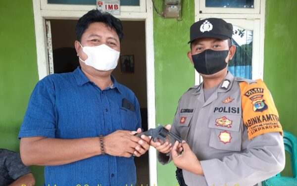Kades Simpang Pematang Serahkan Senpi Rakitan Ke Polisi