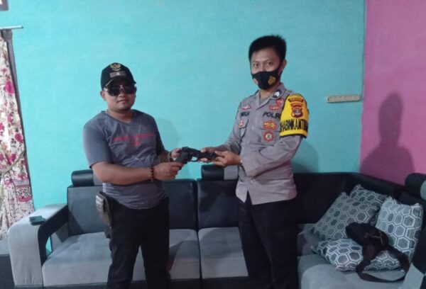 Kades Sidomulyo Serahkan Senpi Rakitan Ke Polres Mesuji