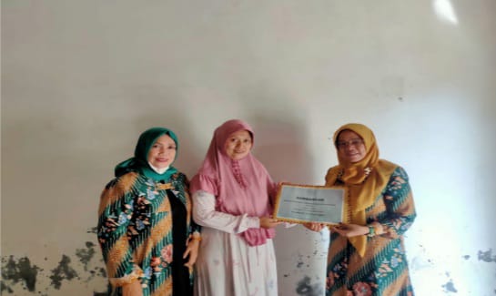 BMOIWI Provinsi Lampung Serahkan Bantuan Untuk Korban Gunung Semeru