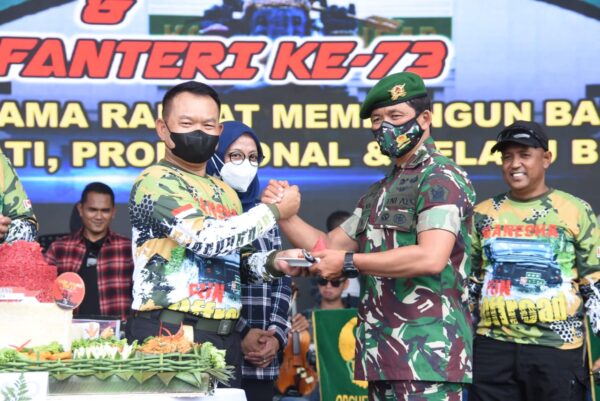 Kasad Bagikan Sembako Kepada Warga Sekitar Daerah Latihan Cipatat