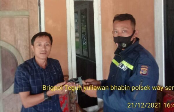 Melalui Kepala Desa, Warga Labuhan Batin Serahkan Sepucuk Senpi Rakitan