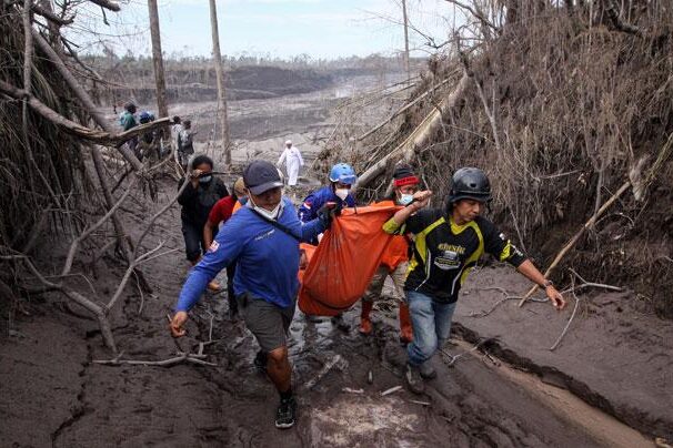 Korban Meninggal Erupsi Semeru 46 Orang 9 Masih Hilang Pengungsi Lebih Dari 9000 Jiwa