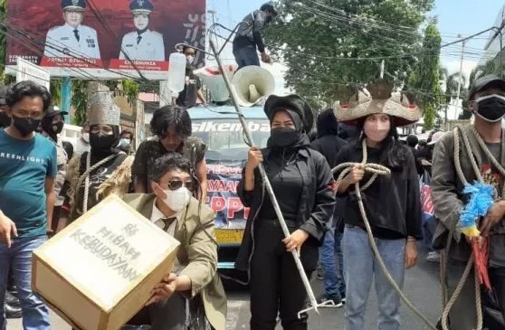 Protes Komersil Tamna Budaya Penggiat Seni Dan Budaya Lampung Demo Disdik Lampung