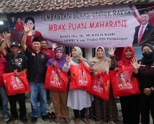 Mukhlis Basri Salurkan Dua Ribu Lebih Paket Bantuan Beras Puan Maharani