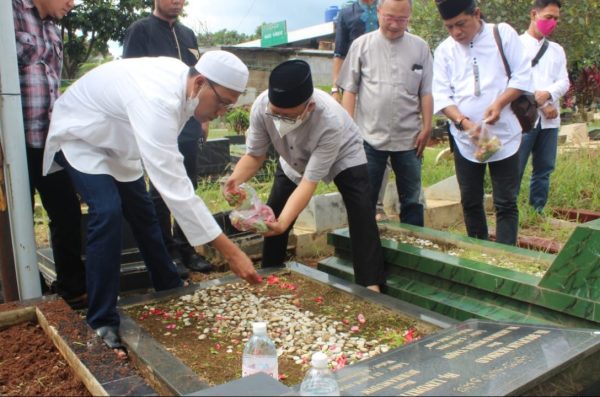 Pengurus PWI Tabur Bunga di Makam Tokoh Pers Lampung Solfian Akhmad dan Harun Muda Indrajaya