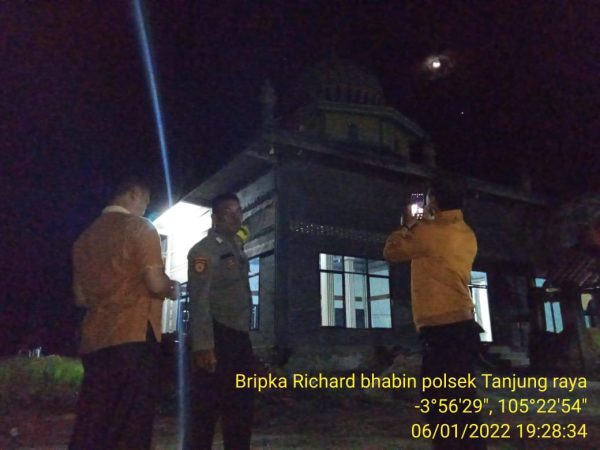 Usai Rehab Atap Masjid Pria di Mesuji Coba Bunuh Diri Dari Kubah Masjid