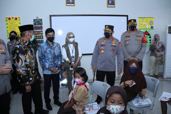 Kapolri dan Kapolda Metro Jaya Hadiri Launching Gerai Vaksinasi Merdeka Anak di Polres Metro Jakarta Pusat