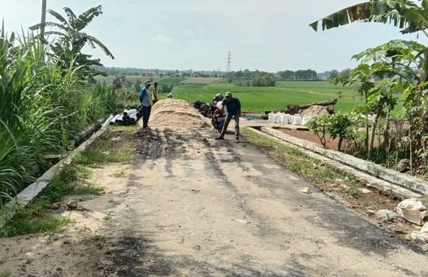 Proyek Irigasi “Siluman” Provinsi di Metro Selatan Tetap Berjalan dan Rusak Jalan Lingkungan