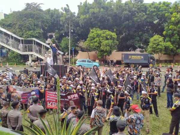 GMBI Lantang Teriakan Tangkap Bupati Lampung Selatan Nanang Ermanto