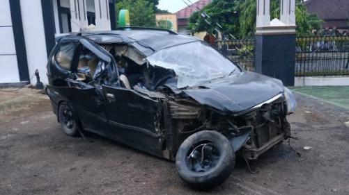 Ngantuk Daihatsu Xenia Sruduk Truk Fuso Muatan Singkong Depan Kantor Kajari Sukadana