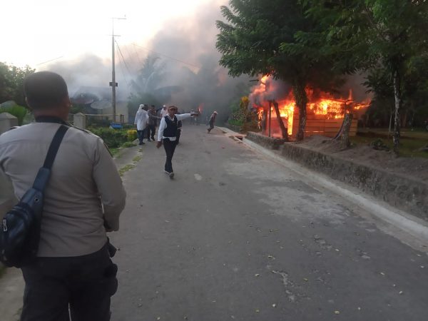 Rusuh Antar Desa di Maluku 3 Warga Tewas Puluhan Rumah di Bakar
