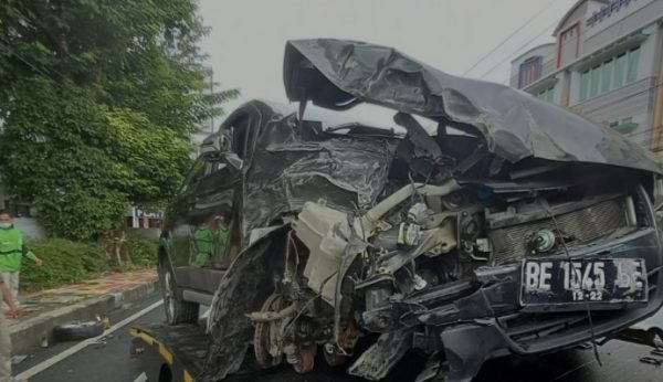 Mobil Wanita Berseragam ASN Pemda Kota Ngebut Picu Tambrakan Beruntun di Enggal