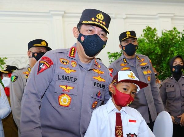 Tinjau Vaksinasi Serentak Se-Indonesia di Lampung Kapolri Intruksikan Akselerasi Ke Lansia dan Anak
