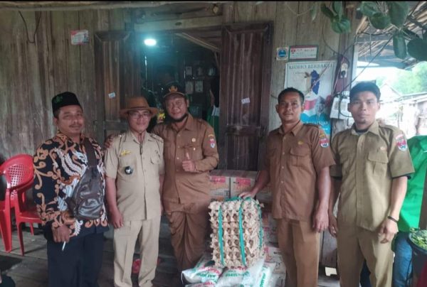 Kades Pancawarna Berikan Bantuan Korban Banjir Desa Labuhan Permai