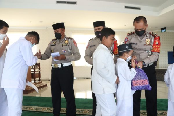 Kamis Religi Polres Jakpus Santunani Anak Yatim Piatu