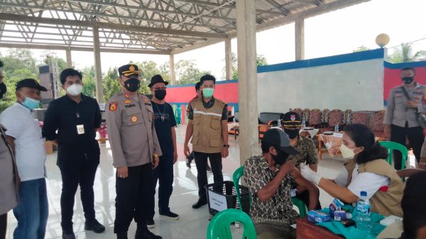 Menarik Vaksinasi di Alun-alun Desa Hadimulyo Menggunakan Doorprize