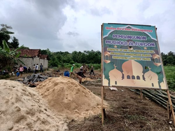 Masyarakat Gedung Dalam Antusias Bangun Mushola Al-Furqon