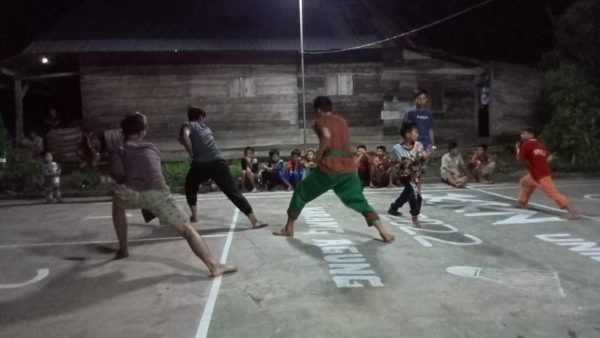 Mahasiswa KKN Unila Gerakkan Pelatihan Pencak Silat dan Tekhakot Pedang di Pekon Karang Agung