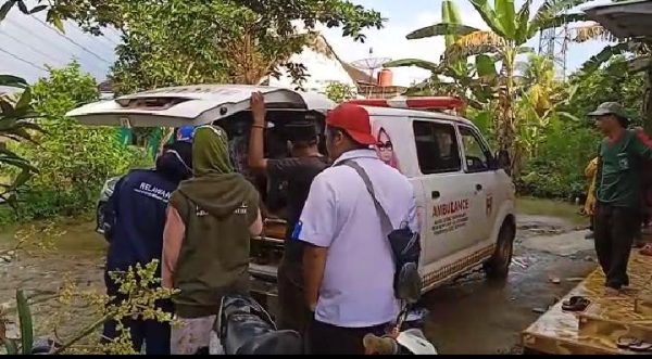 Komil dan DPC AJOI Tanggamus Bawa Rujuk Korban Kebakaran Ke Rs. Urip Sumoharjo