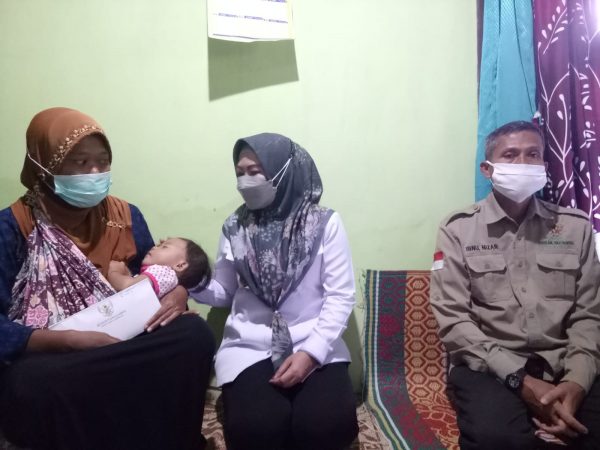 Bupati Tanggamus Berikan Bantuan Pada Balita Penderita Jantung Bocor