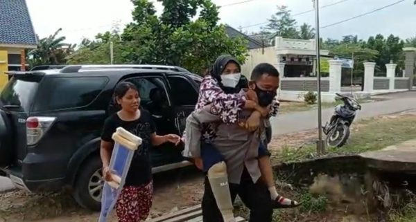 Patut acungi jempol,Bripka Harianto bantu warga dapatkan kaki palsu