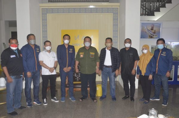 Ketua PWI Lampung Berikan Langsung Undangan HPN 2022 Kepada Gubenur Arinal Djunaidi